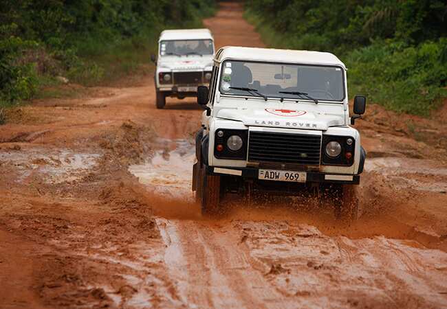 Land Rover Defender im Einsatz für das Internationale Rote Kreuz.
